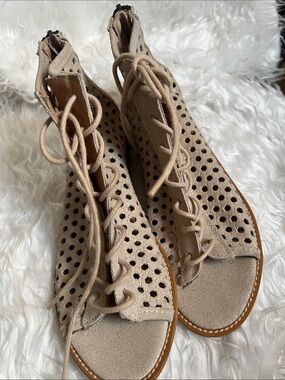 Musse and Cloud Aiden laser cut lace up sandal size 38 7.5 New